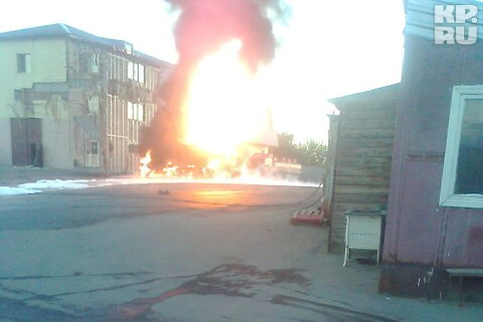 Из-за огня взорвалась пустая бочка-прицеп, стоявшая рядом.