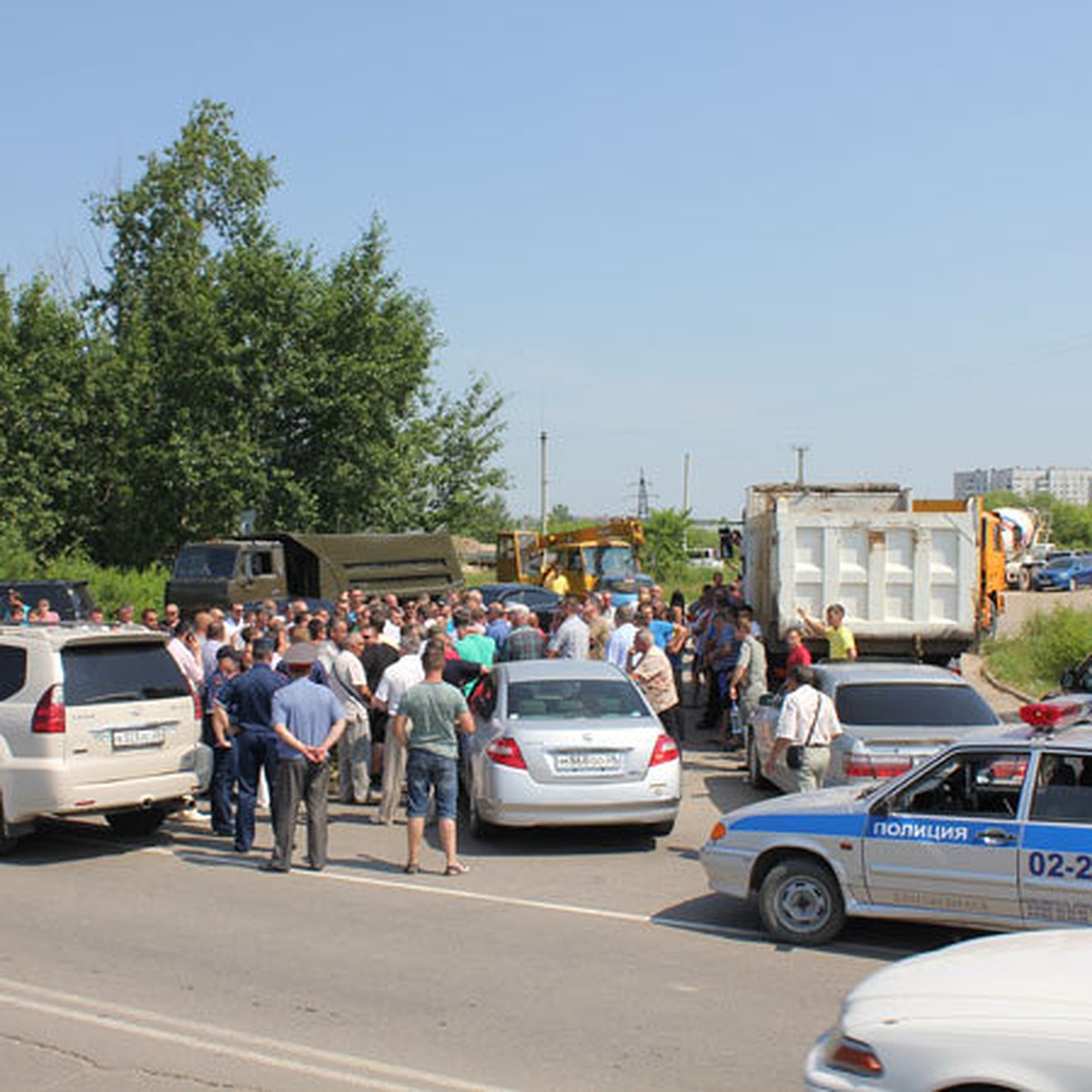 Водители большегрузов едва не накинулись с кулаками на главу благовещенской  администрации - KP.RU