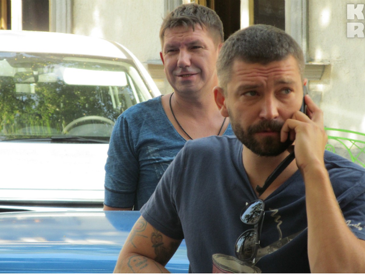 Порно жігіт саябақта қыздарды жұлқылайды