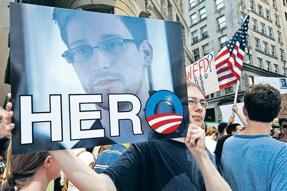 Бывший церэушник Эдвард Сноуден во всеуслышание рассказал, что спецслужбы США следят за всем миром. Для многих он теперь герой. Для соотечественников - предатель.