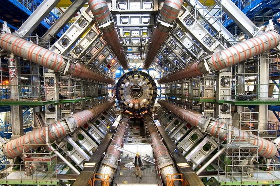 Адронный коллайдер, на котором был открыт долгожданный бозон Хиггса, исчерпал себя. Он закрыт на два года, а после ремонта заработает с удвоенной энергией.