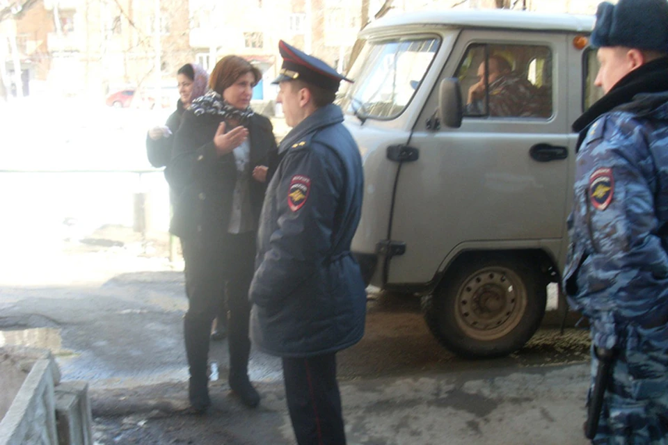 Жена погибшего рассказывает о ночном происшествии постовым, выставленным для охраны семьи полицейского.