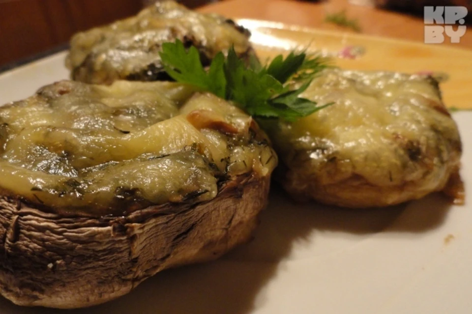 Фаршированные шампиньоны хороши как теплая, так и холодная закуска.