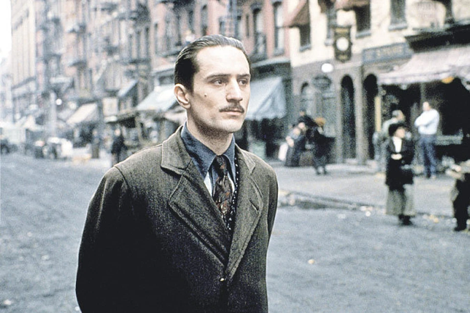 Непонятно, почему Де Ниро были так дороги эти усы для образа Вито Корлеоне, но из-за них он даже поругался с Копполой, режиссером «Крестного отца-2».
