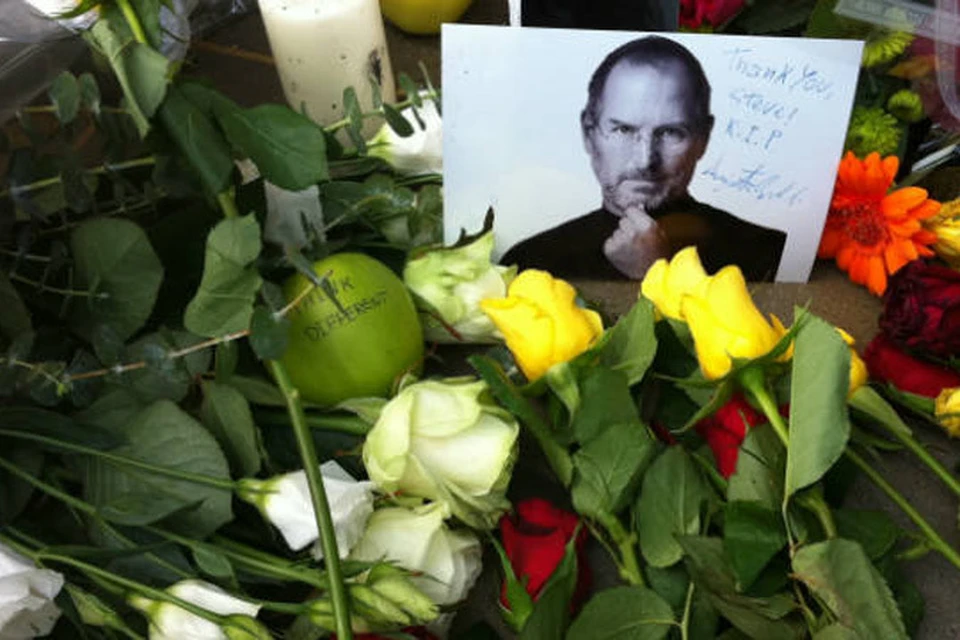 Основатель корпорации Apple Стив Джобс скончался 5 октября 2011 года после продолжительной болезни в возрасте 56 лет.