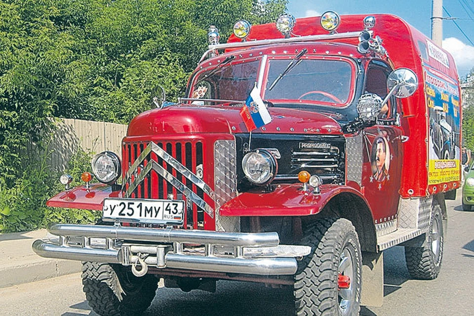 «Как-то в своем городе Кирове мы стояли в пробке и увидели такое чудо, которое нас очень развлекло!!! Надеемся, что у вас оно тоже вызовет улыбку. Ирина Токарева, Киров».