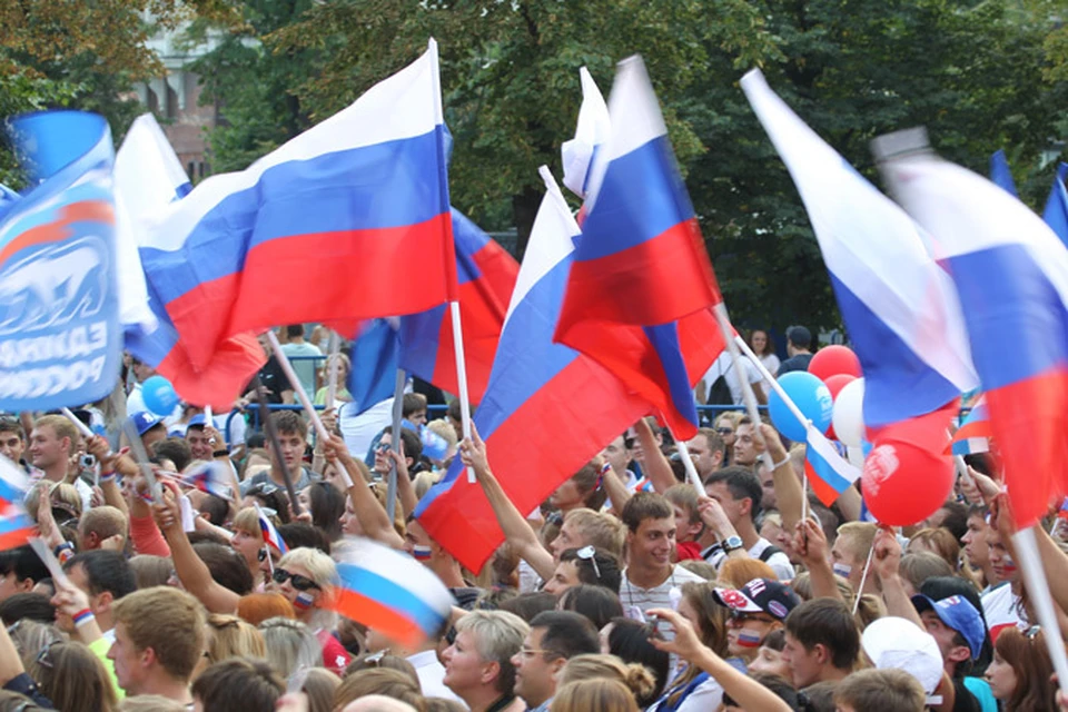 За полчаса до начала праздника площадь уже заполонили люди. В их руках – огромное количество флагов.