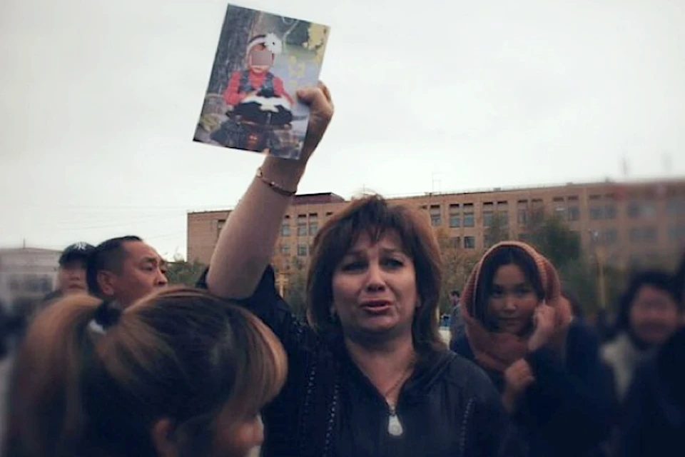 Бабушка Фаина на митинге показывала фото внучки Златы.