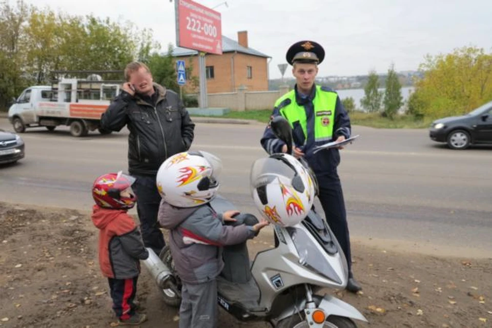 Можно возить ребенка на мотоцикле. Мотоцикл для детей. Скутер для школьников. Скутер полиция. Школьник на мопеде.