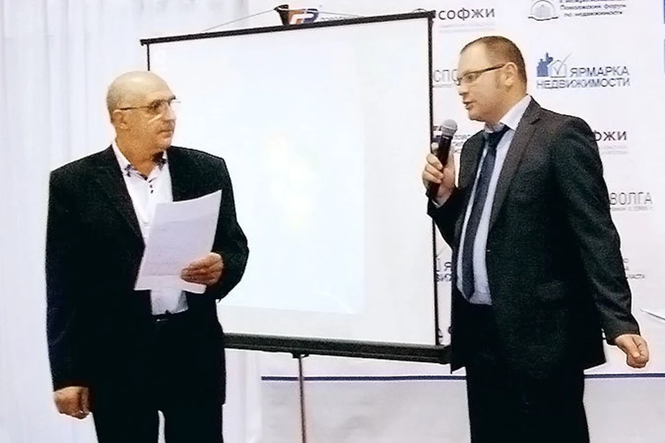 Коммерческий директор компании «Древо» Алексей Мартыненко (справа) презентовал проект  "Южный город" строгому жюри и широкой публике.