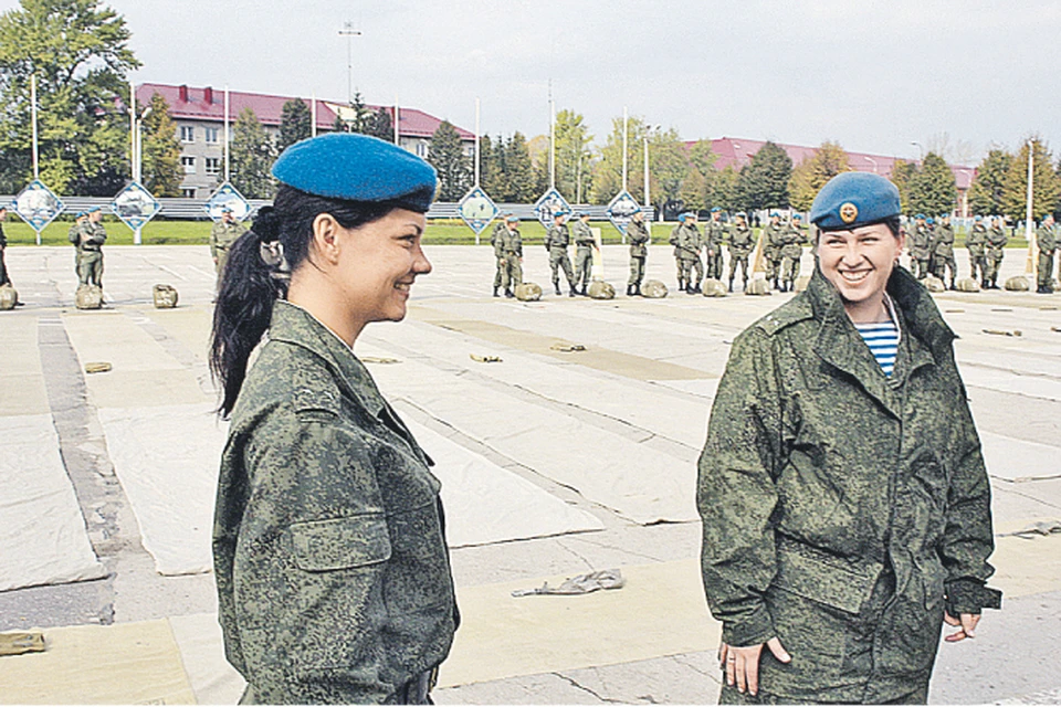 Анжела Счастливенко (слева) и Ирина Титорова решили навсегда связать свою жизнь с армией.