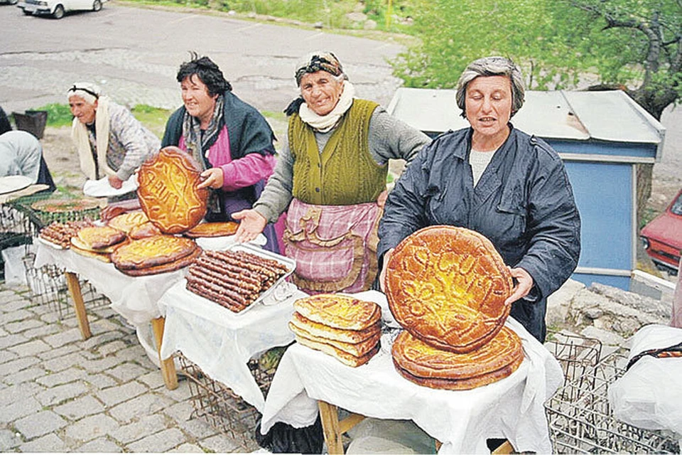 Почти у каждой достопримечательности в Армении туриста уже поджидают торговцы с национальными пирогами и чурчхелой. Сервис по-домашнему ненавязчивый,  но копейку приносит.