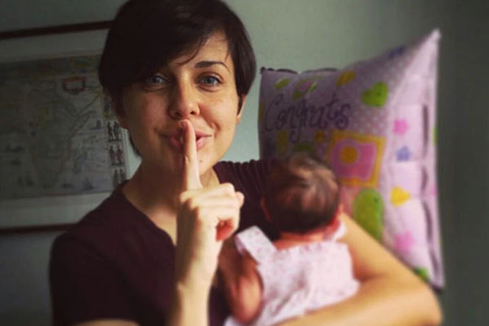 Молодая мама выложила в «Твиттере» фото с малышкой на руках
