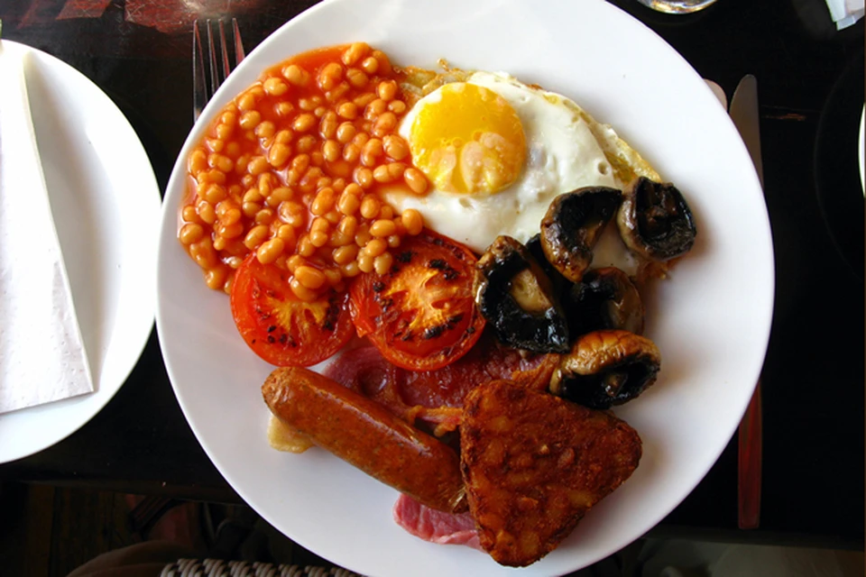 Яичница с сосисками, грибами, помидорам и фасолью - вот настоящий английский завтрак!