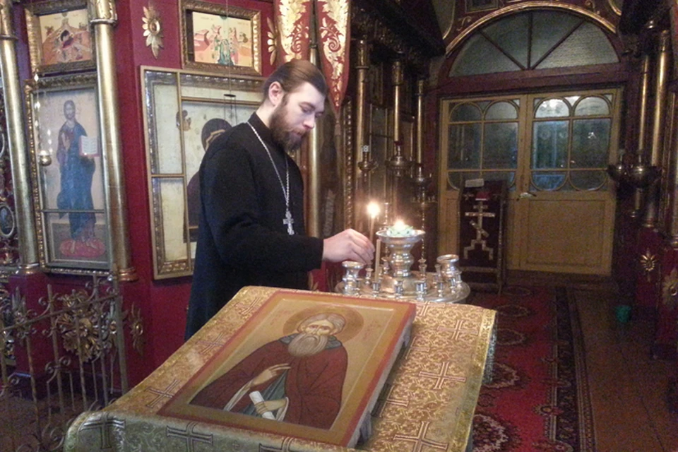 Отец Богдан ставит свечку