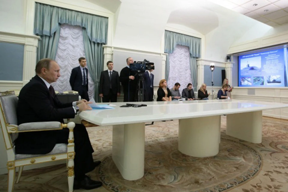 Президент вышел на прямую видеоконференц-связь с министром обороны РФ Сергеем Шойгу из ситуационного центра Кремля.