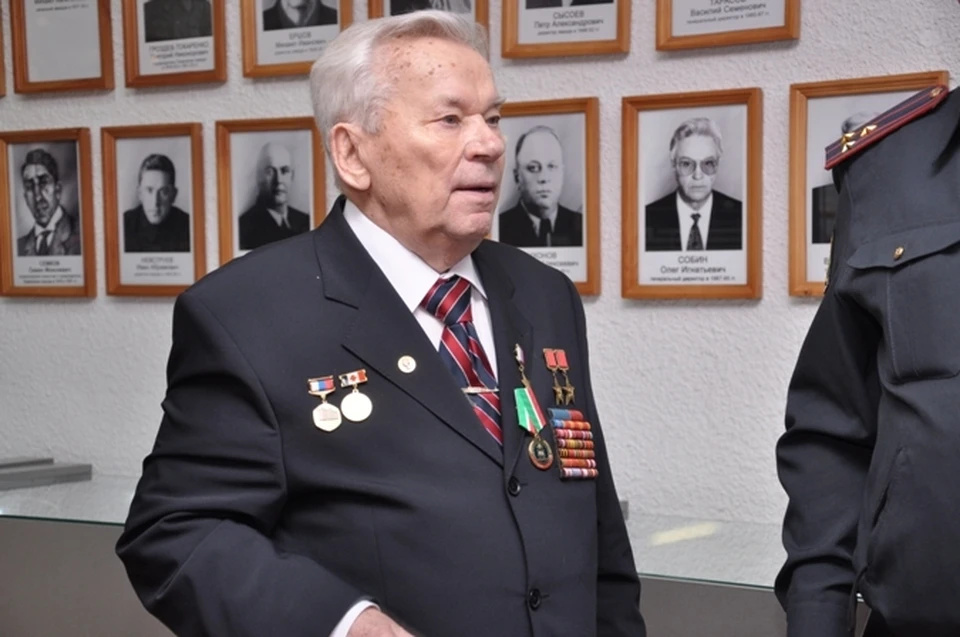 Легендарный оружейник Михаил Калашников скончался в Ижевске.