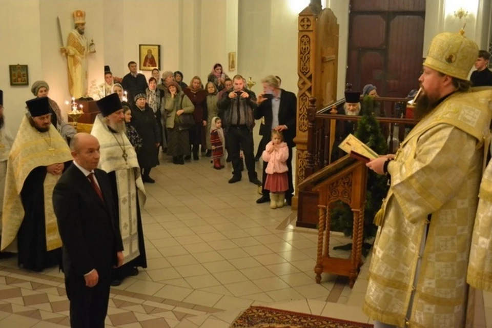 Священнослужитель зачитывает заслуги Федора Провоторова.