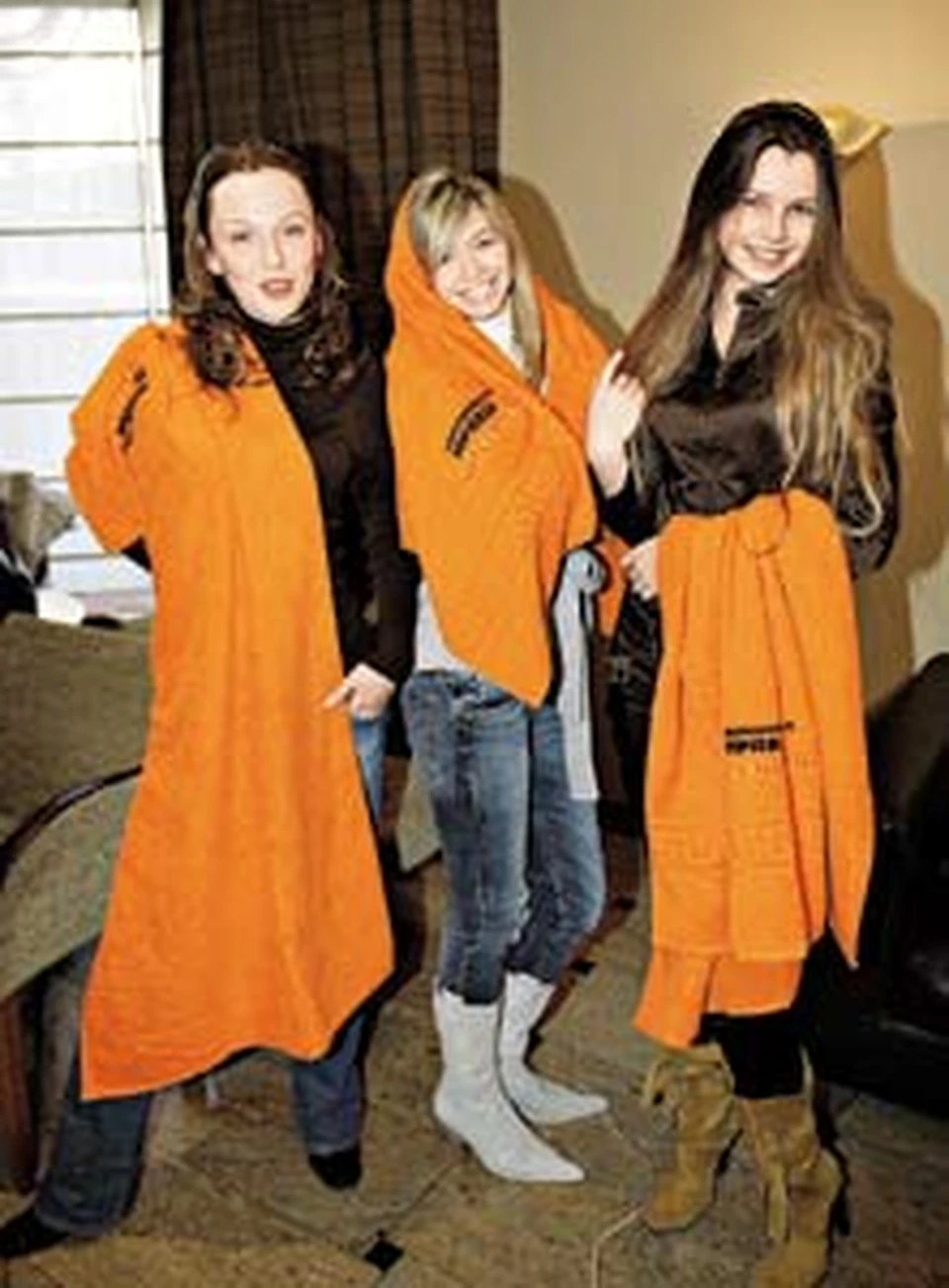 Альбина, Вера и Кристина обрадовались подаркам от «КП» - шикарным банным полотенцам.