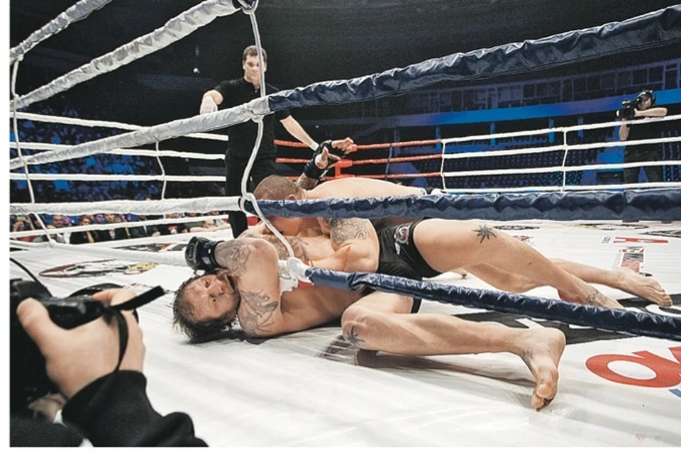 Александр Емельяненко показал технику... отползания с ринга.