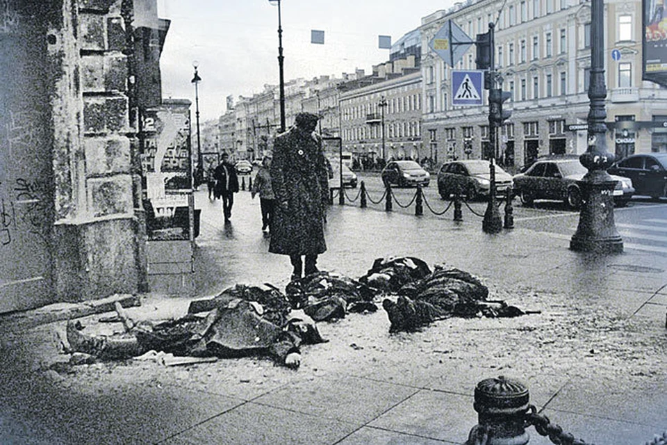 Страшные фото блокадного города в фильме совместили с современными кадрами тех же улиц, чтобы мы не забыли, что пережили люди.