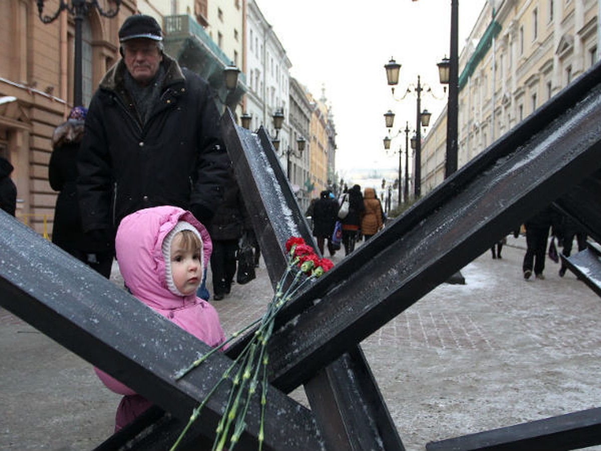 На острове моих воспоминаний есть серый дом в окне цветы