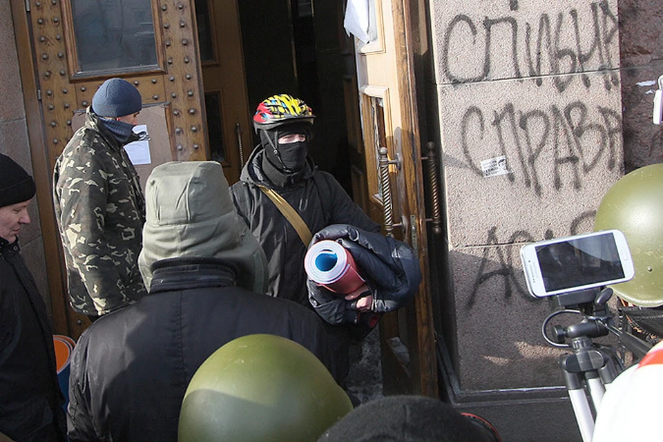 В Киеве активисты Майдана штурмовали захваченное радикалами аграрное министерство