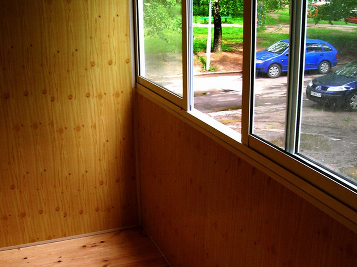 Пластиковые окна на балконе или лоджии помогут сделать квартиру теплее, тише и уютнее