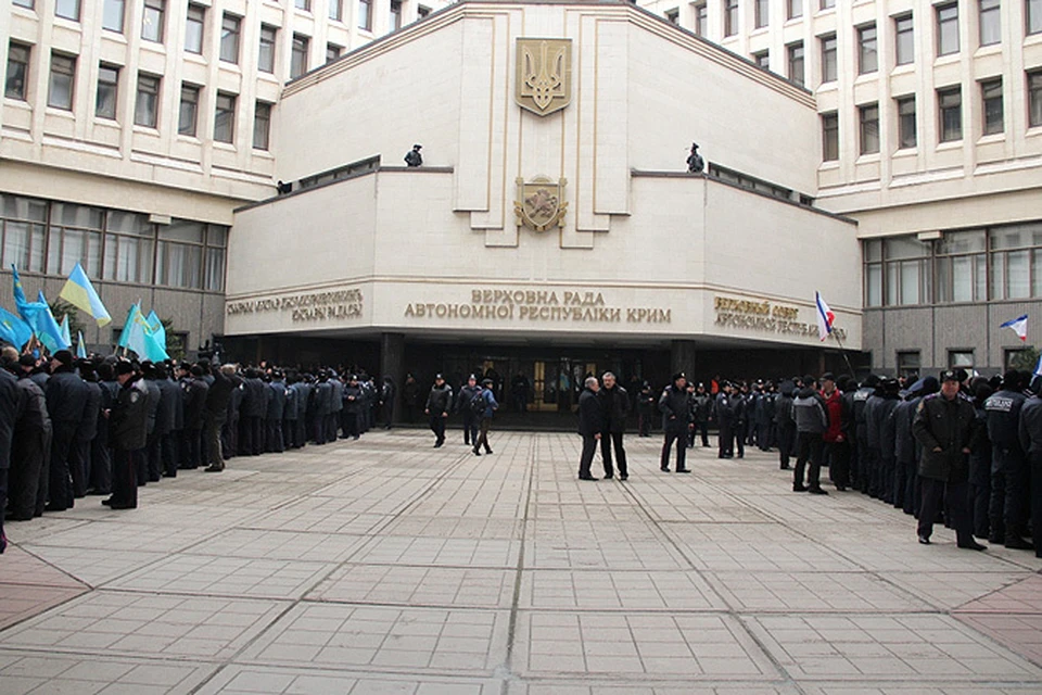 В Симферополе сегодня решалась судьба Крыма : у Верховной рады автономной республики милиция была вынуждена разделить две толпы