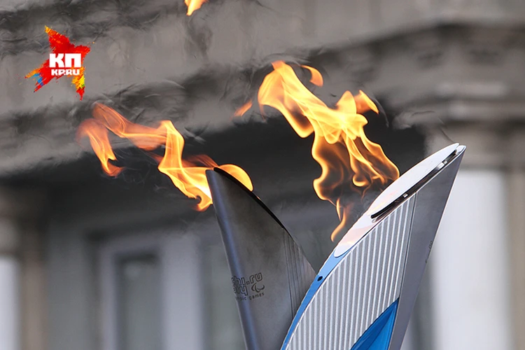 Паралимпийская эстафета в Саратове: удивительные спортсмены с огромной силой воли, "огненный танец" и перекрытый город