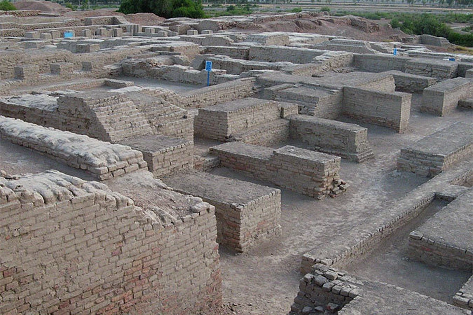 Археологи считают, что серия сильных засух в районе долины Инда, продолжавшихся около 200 лет, привела к быстрому упадку городской цивилизации в этом регионе