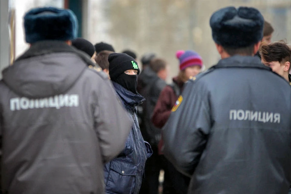 Скрываясь от полиции, подростки могут прятать лица.