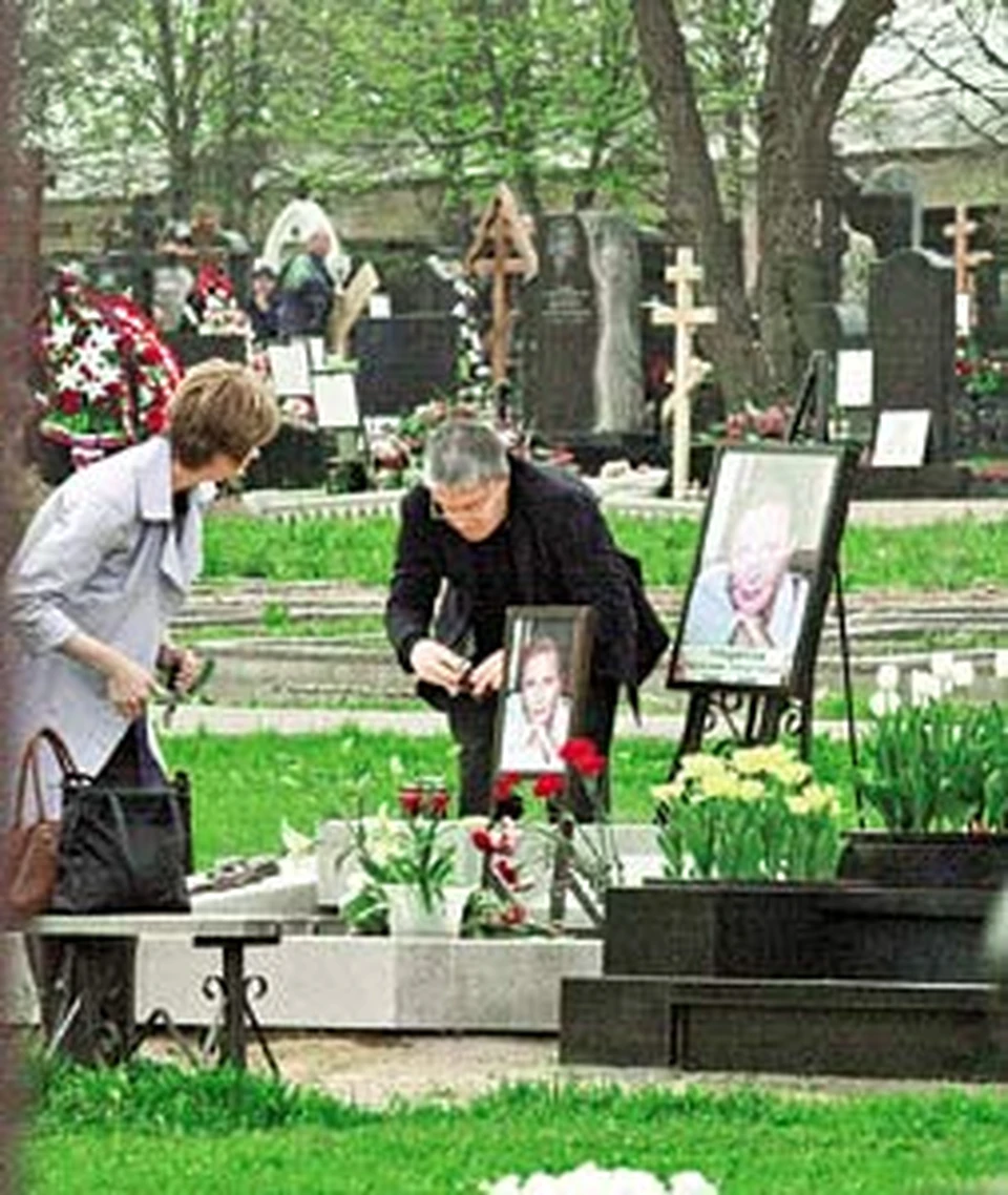 В годовщину смерти супруги Михаил Филиппов первым приехал на кладбище.