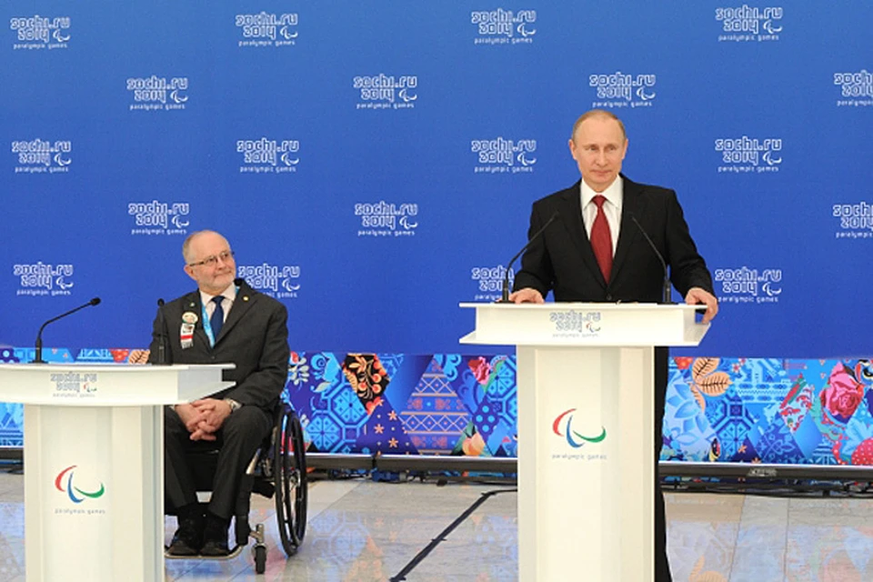 Президент России вошел в зал вместе с главой международного Паралимпийского комитета сэром Филипом Крейвеном