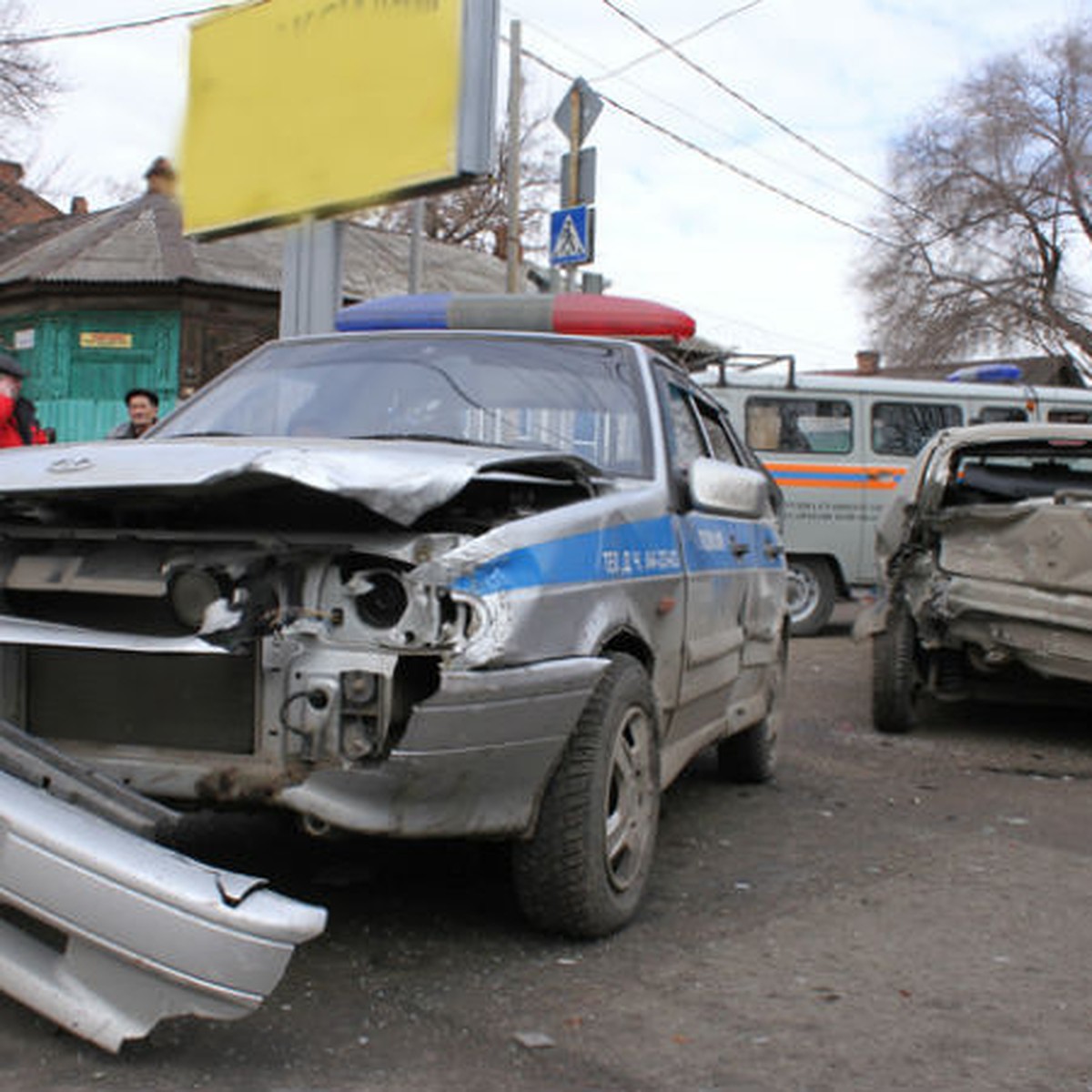 Саратовский инспектор ДПС подставил свою машину под несущийся с горы  грузовик, чтобы спасти людей - KP.RU