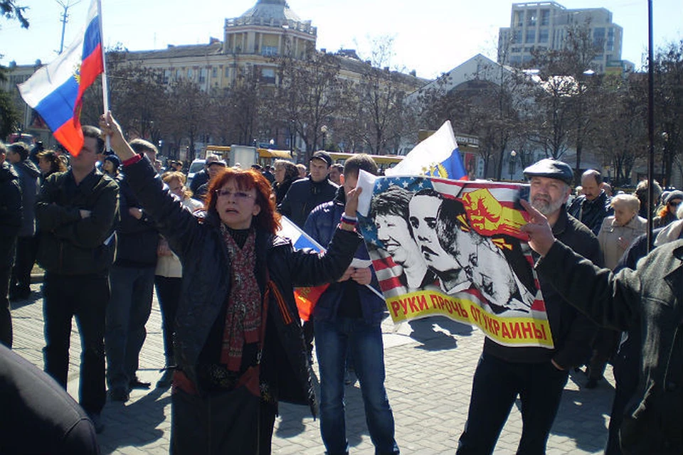 На акцию протеста против новой власти в Днепропетровске собралось больше тысячи человек.