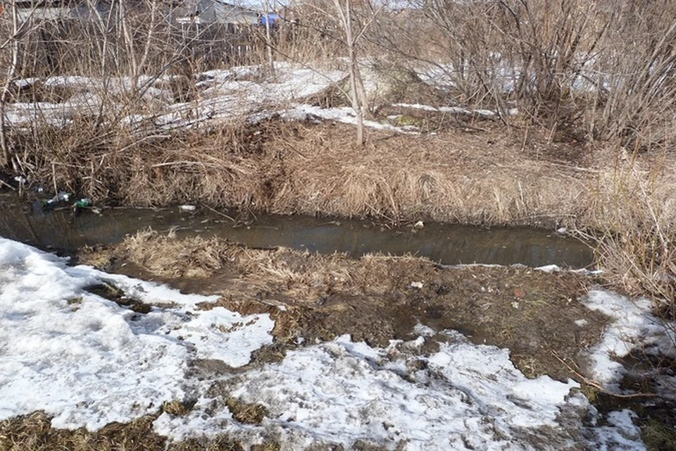 Талая вода не успевает уходить, как к ней сливают городские лужи.