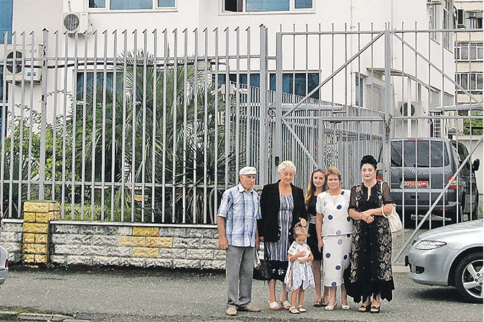 Обманутые соотечественники сфотографировались на фоне посольства РФ в Абхазии и прислали это фото в «КП». С просьбой к России о помощи.