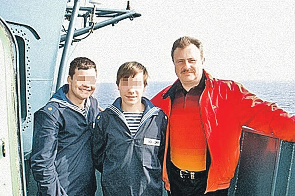 Василий Мидцев (справа) вместе со своими воспитанниками на боевом корабле ВМФ России.