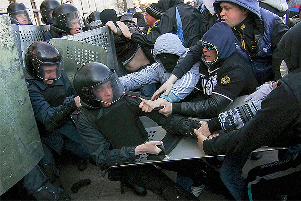 На Востоке Украины сепаратисты захватывают власть, отряды милиции не могут ничего им противопоставить