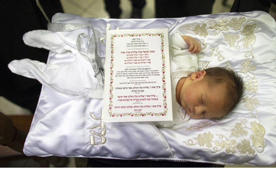 Спящий младенец после обряда обрезания в Иерусалиме.