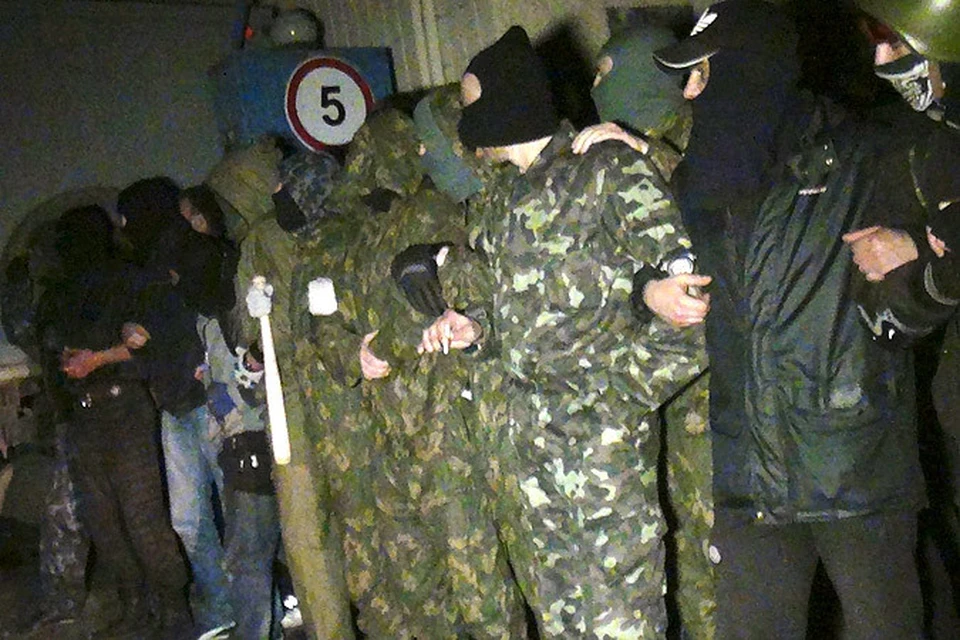 Кадр ночного штурма военной части под Мариуполем