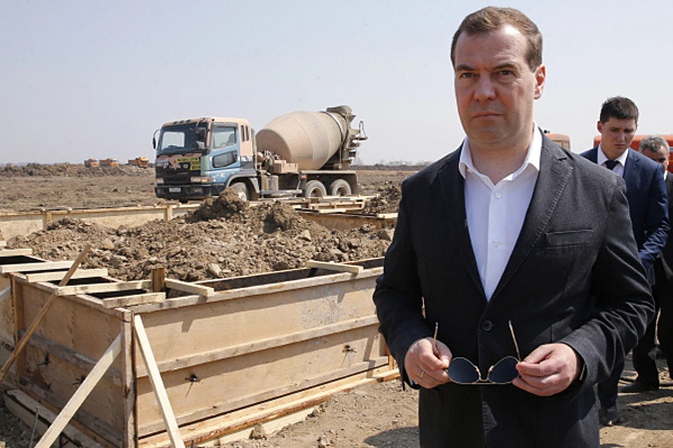 Дмитрий Медведев посетил село Ленинское в Еврейской автономной области, которое сильно пострадало от наводнения в августе прошлого года