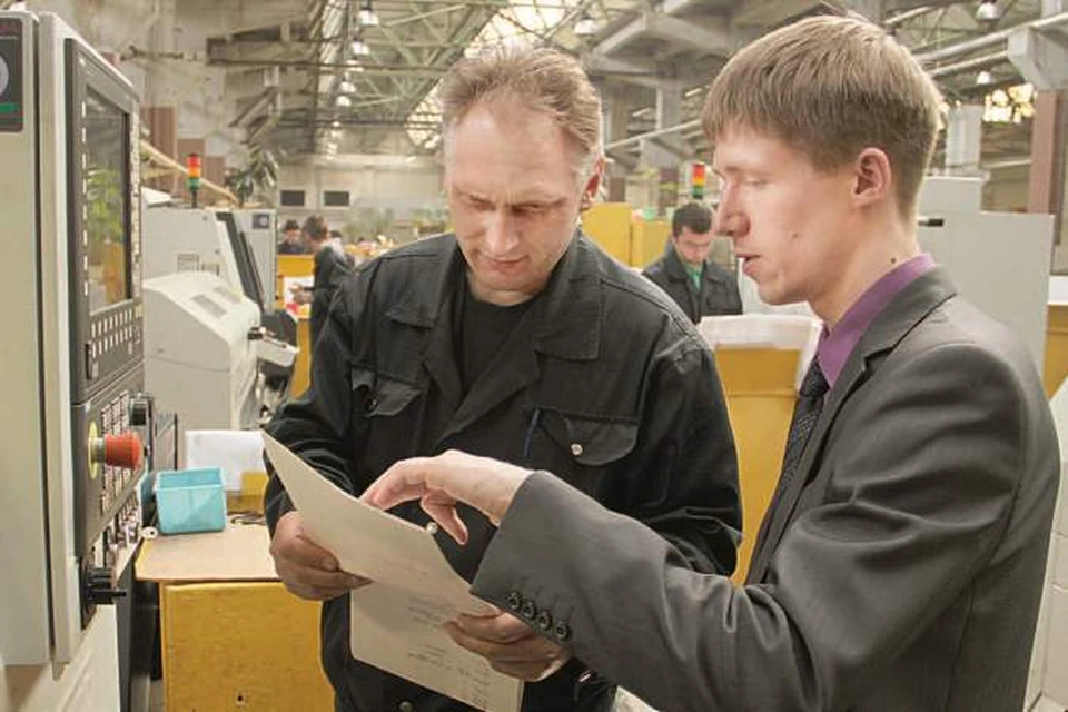 25-летний заместитель начальника цеха Артем Шеменков (справа) координирует работу порядка 70 сотрудников