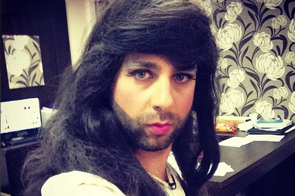 Накладные ресницы, яркая помада и черноволосый парик – и вот вам бородатая женщина! Снимок в образе австрийской звезды «Евровидения» Иван Ургант опубликовал в Instagram.