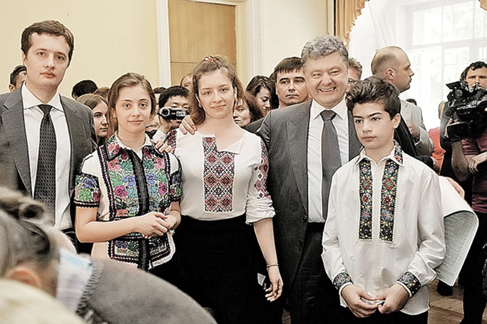 Новый президент Украины с детьми (слева направо): старшим Алексеем, близняшками Александрой и Евгенией и Михаилом.