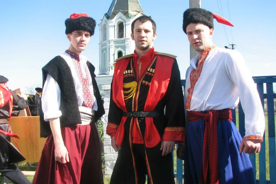 Николай Леонов (в центре)  состоял в казачестве