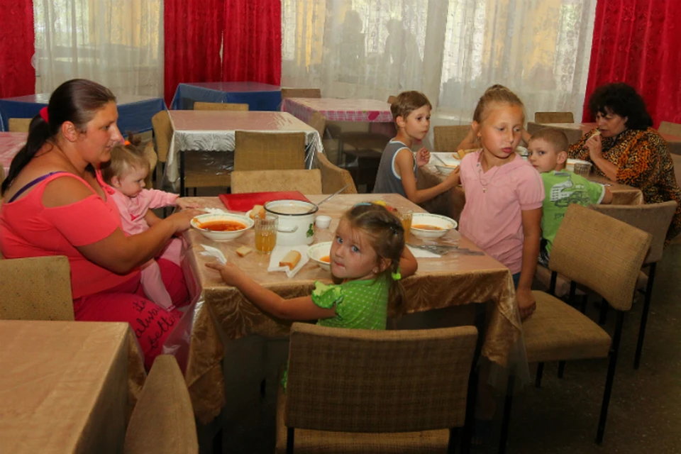 В пунктах размещения беженцам дали главное: кров и еду.