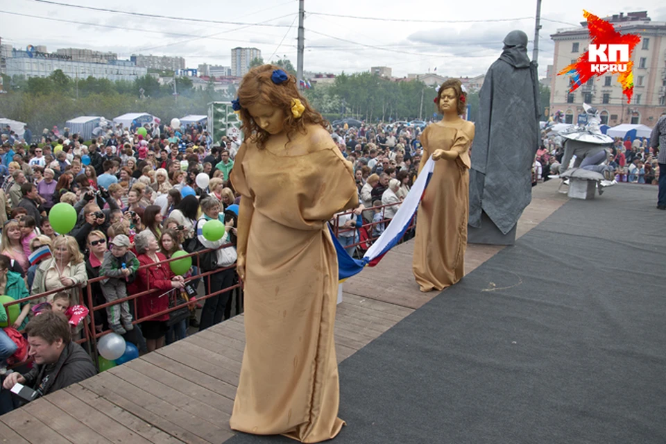 Скульптура "Сестры" олицетворяла единство России и Украины.