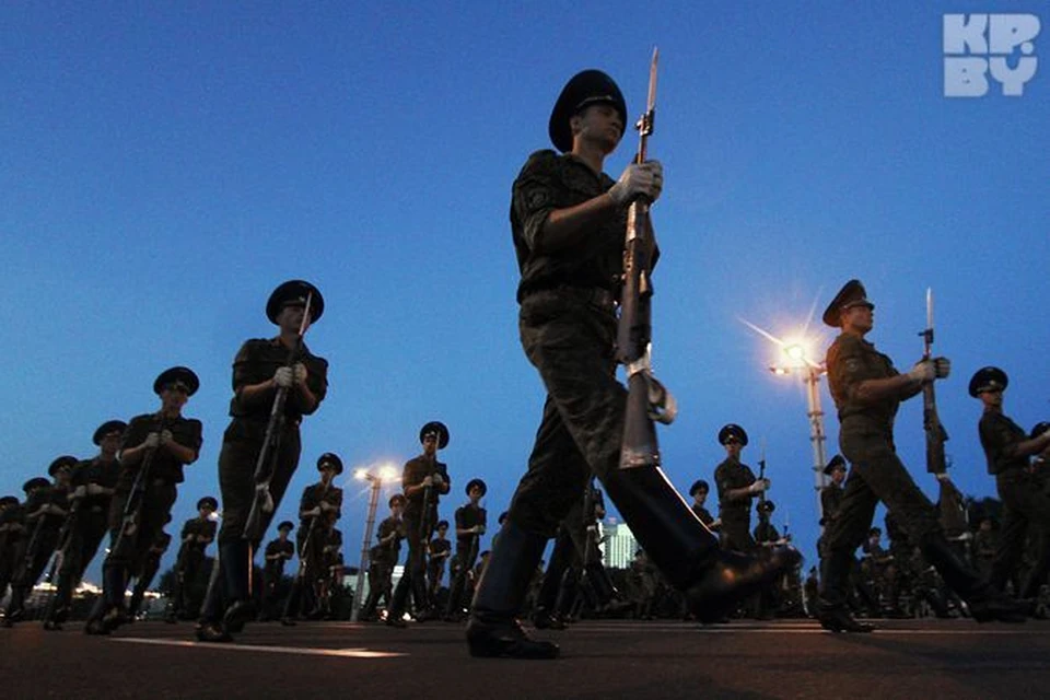 Тренировки перед парадом у военных проходят по ночам